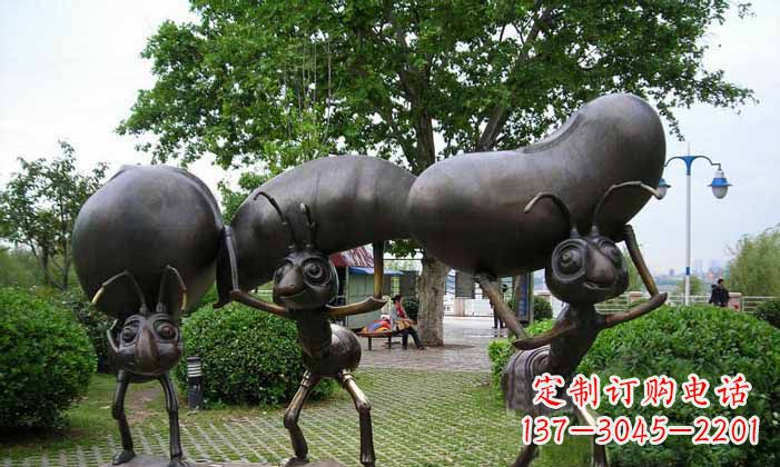 东莞蚂蚁之美搬运粮食的公园铜雕