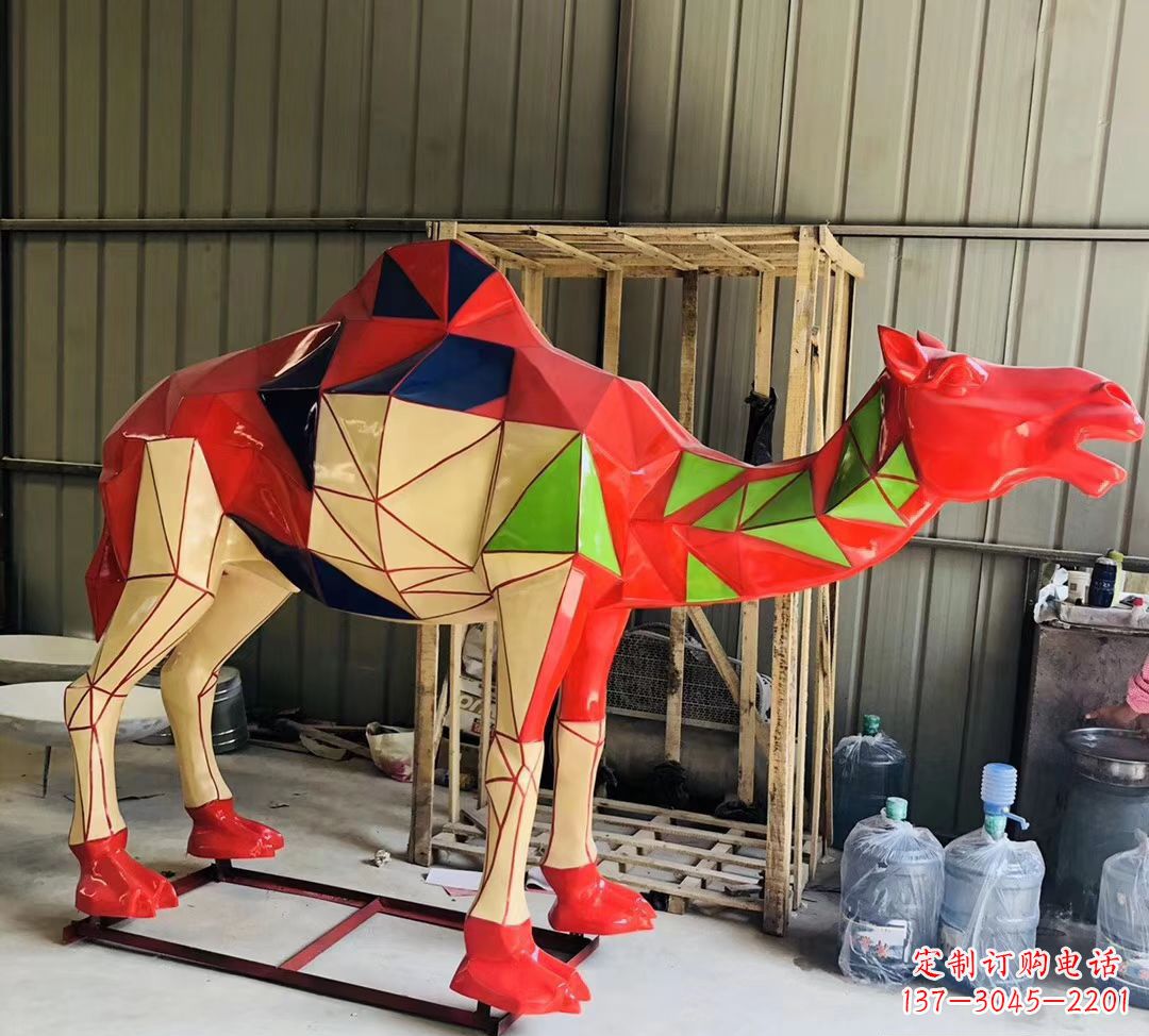 东莞玻璃钢几何抽象骆驼雕塑