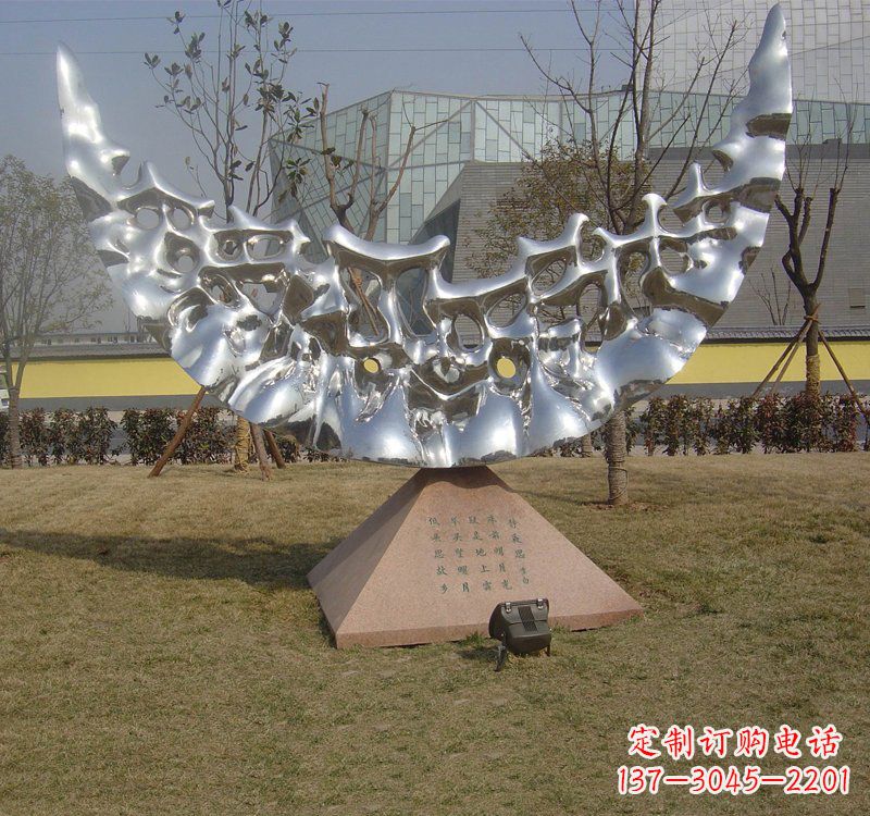 东莞不锈钢月亮雕塑象征着无尽的美丽