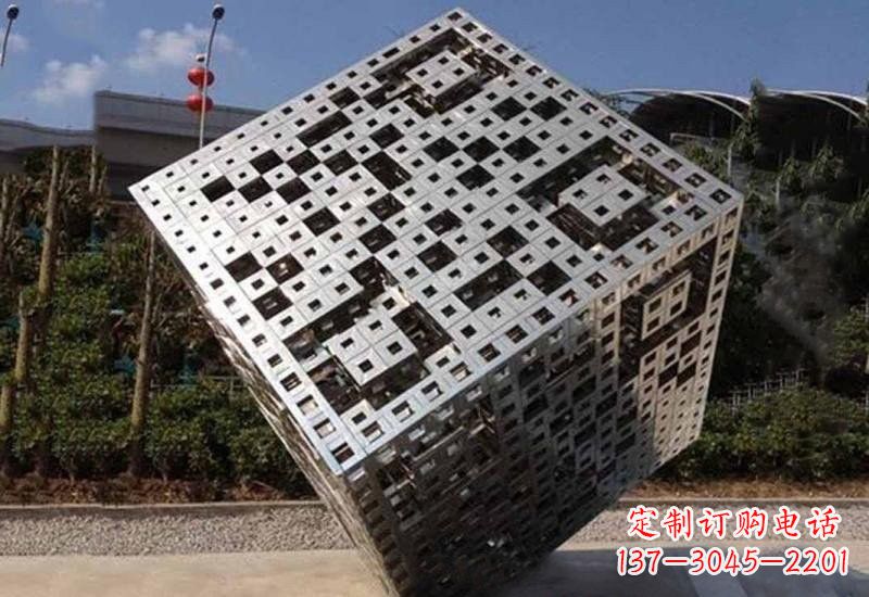 东莞不锈钢广场上的魔方雕塑