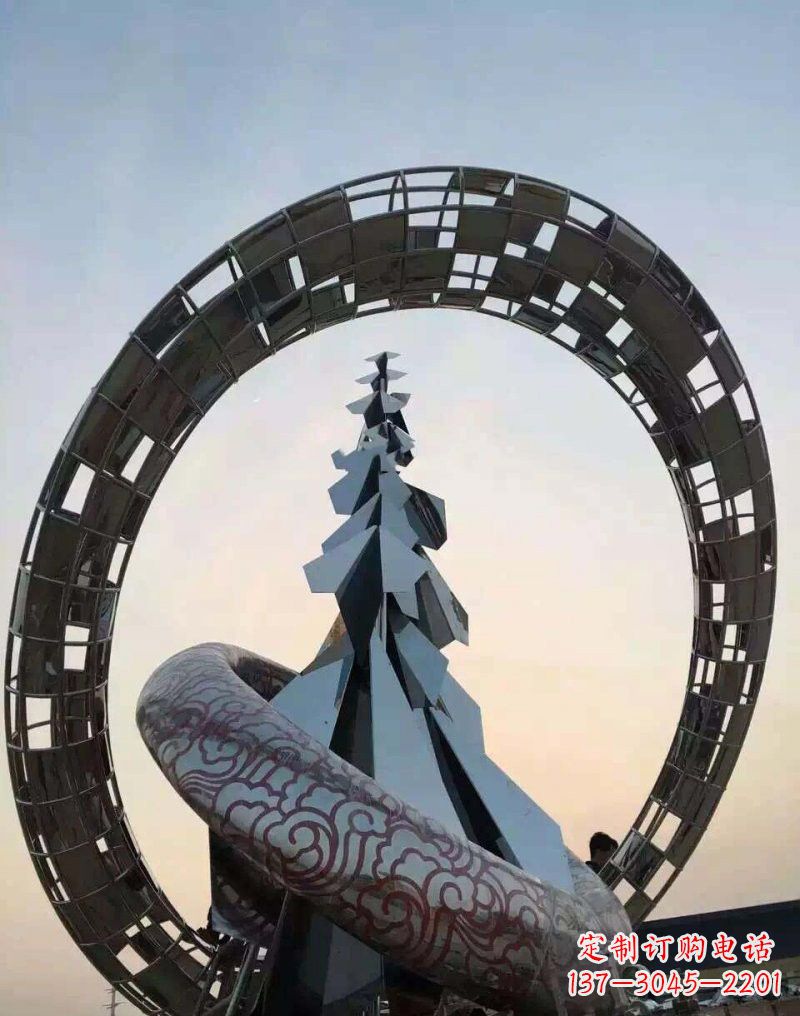 东莞不锈钢广场上的松树雕塑