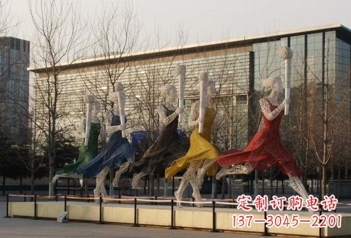 东莞不锈钢火炬手雕塑象征着永恒的精神