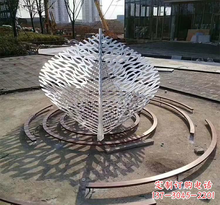 东莞不锈钢镂空树叶雕塑——给环境带来美丽
