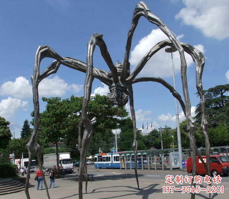 东莞蜘蛛侠雕塑点缀不锈钢的景观