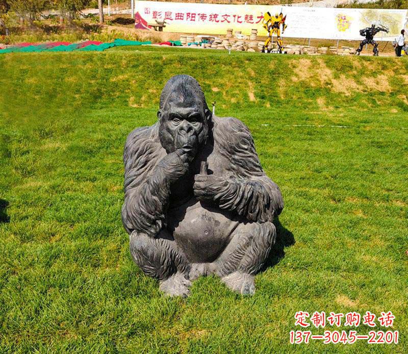 东莞猩猩雕塑——草坪猩猩公园的艺术精品