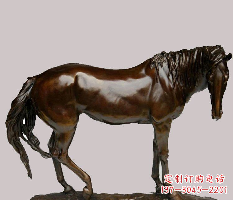 东莞草原上的动物雕塑