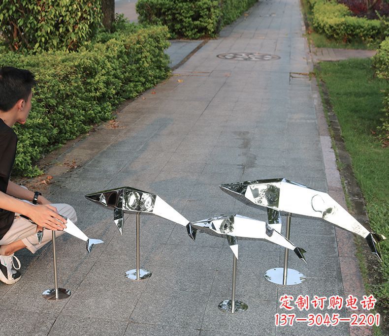 东莞抽象不锈钢海豚雕塑