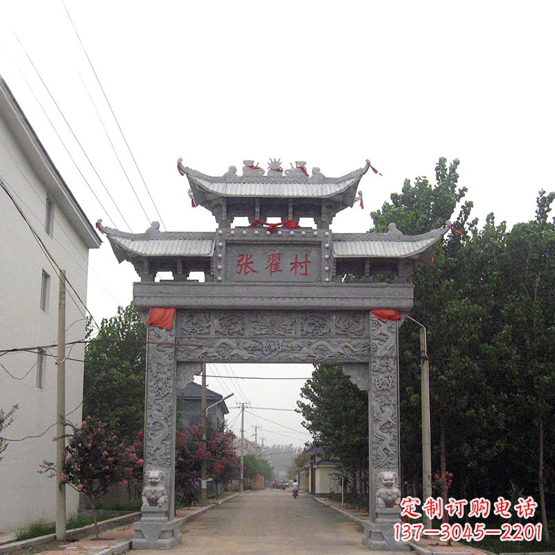 东莞村口青石单门石牌坊