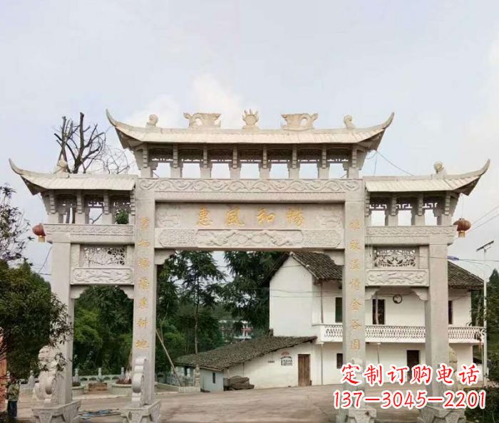 东莞村口三门石雕牌楼精美的雕塑杰作