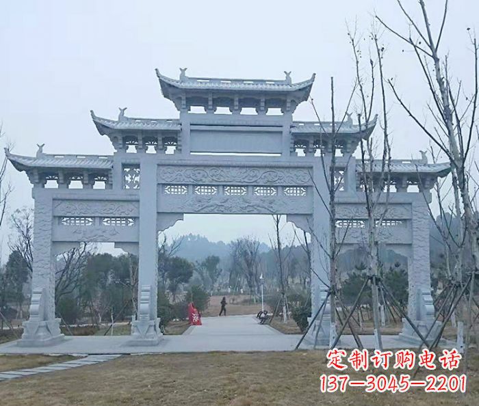东莞村口三门石雕牌楼古朴华丽