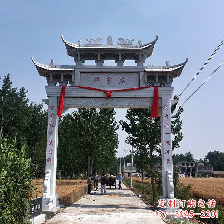 东莞古村落中的石牌坊雕塑