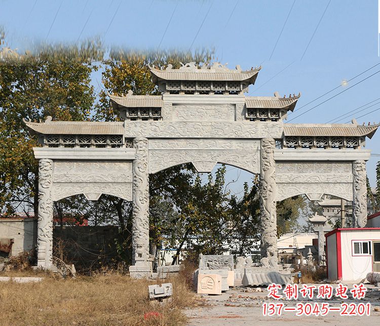 东莞村镇门口的石雕牌坊展现精湛工艺