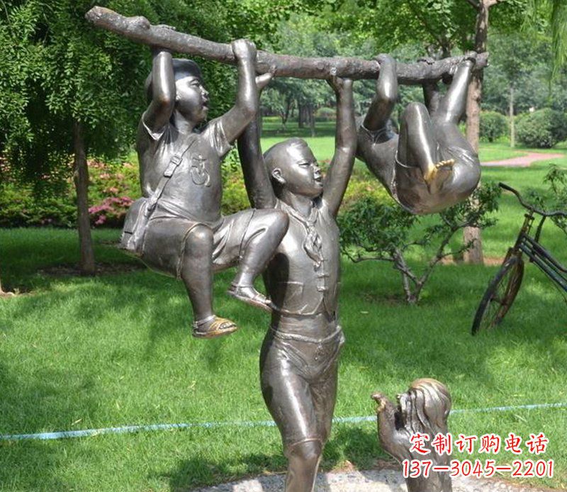 东莞捉着树枝玩耍的小孩铜雕