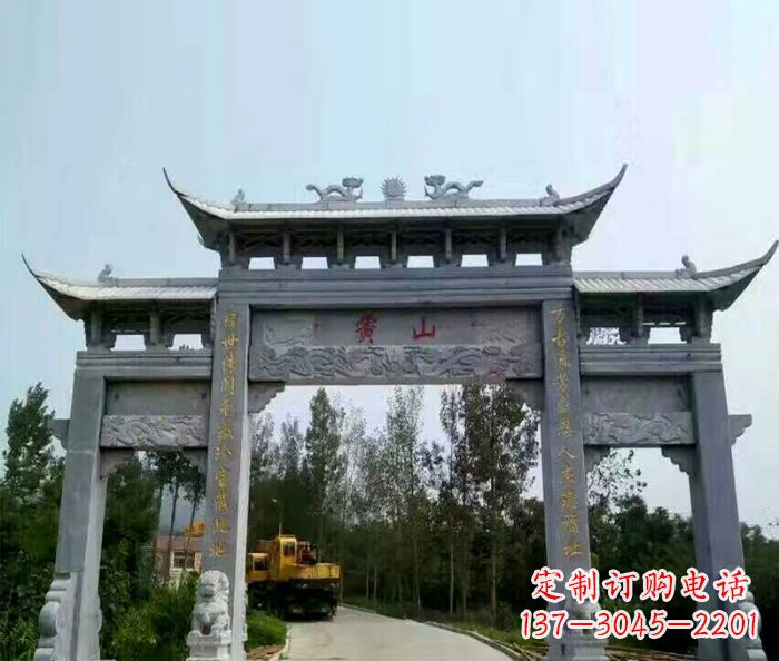 东莞景区三门石雕牌楼,是一种典型的古典建筑风…