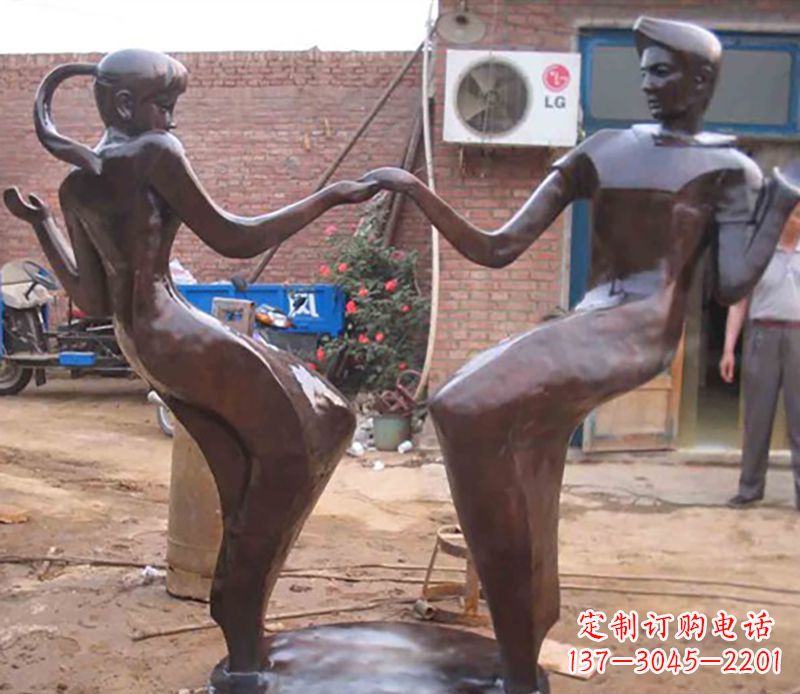 东莞时尚多彩的情侣雕塑