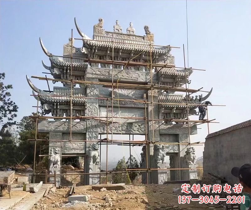 东莞石牌坊外东侧的龙凤雕塑