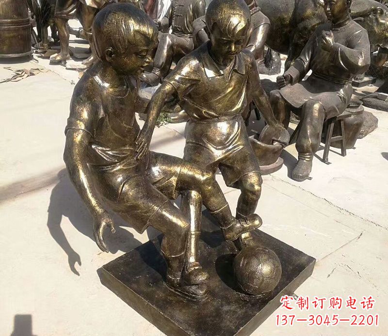 东莞踢足球的儿童铜雕