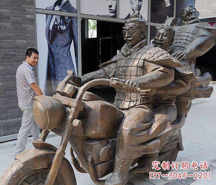 东莞铜雕街头骑摩托人物雕塑