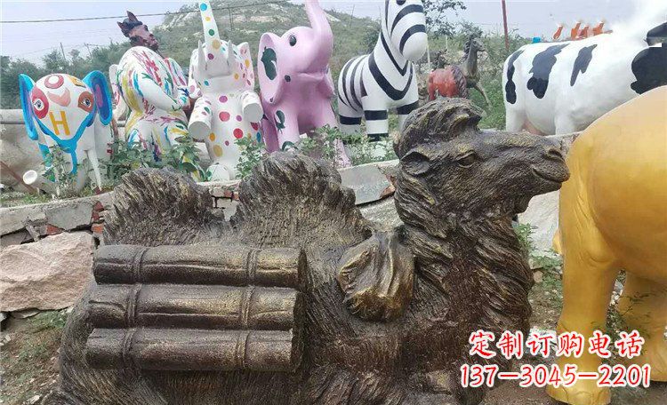 东莞卧着的骆驼动物铜雕 (2)