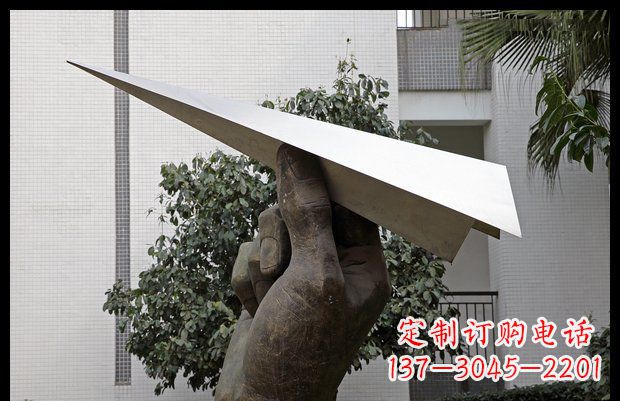 东莞小区不锈钢手拿纸飞机雕塑