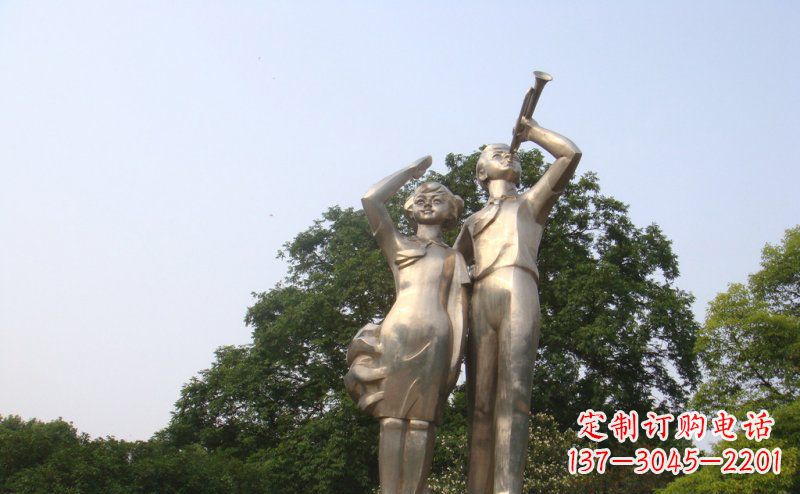 东莞校园吹军号敬礼的小学生人物景观铜雕