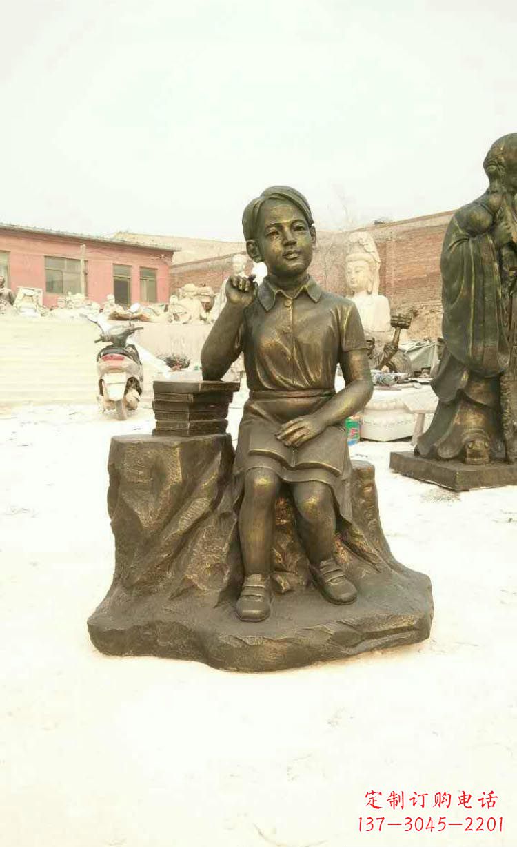 东莞校园看书思考的学生铜雕