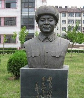 东莞校园雷锋铜像