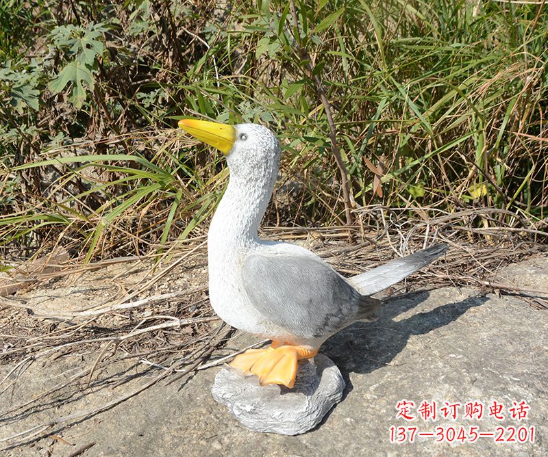 东莞学校雕塑和平鸽